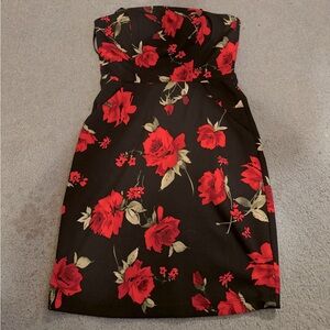 Strapless floral dress with pockets.